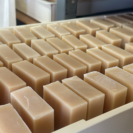 パンフレットデザインやSNS画像などのための石けんの写真撮影