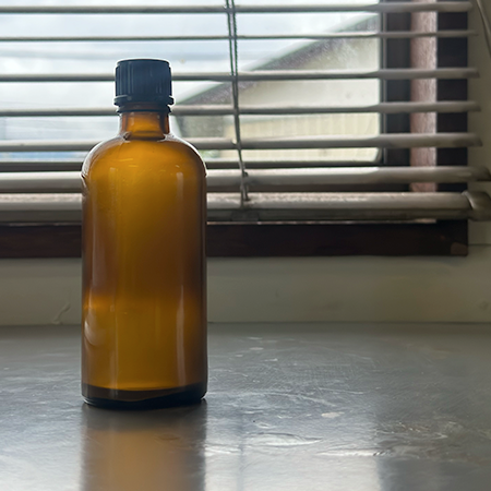 高品質なアロマオイルを使用しているイメージ画像。パンフレットやwebサイトに使用。